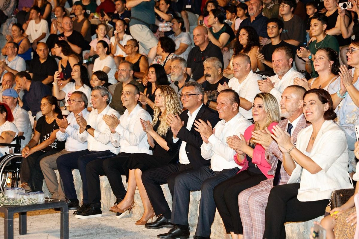 Erhürman ve eşi, Uluslararası Halk Dansları Festivali açılışına katıldı — 1. fotoğraf