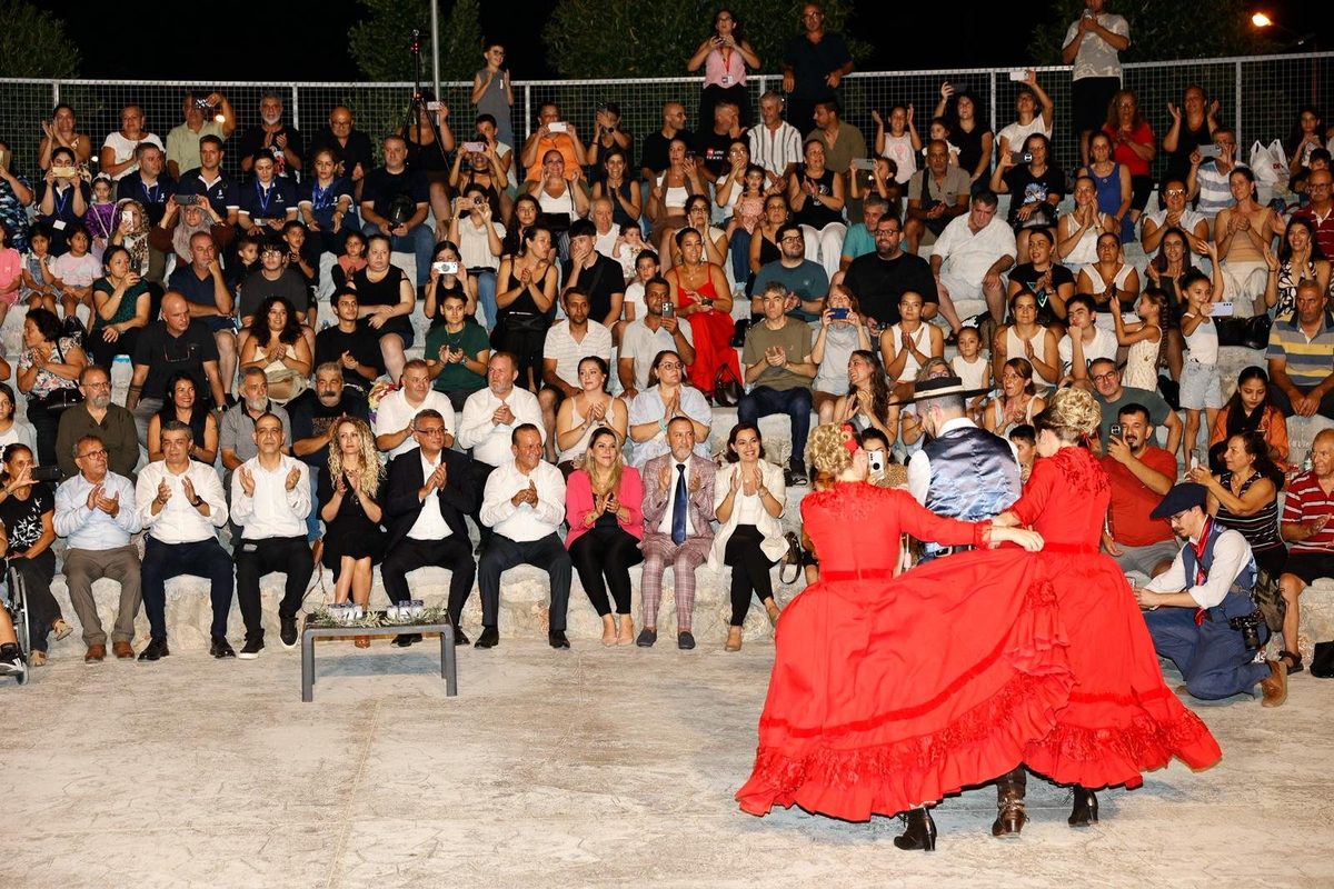 Erhürman ve eşi, Uluslararası Halk Dansları Festivali açılışına katıldı — 2. fotoğraf