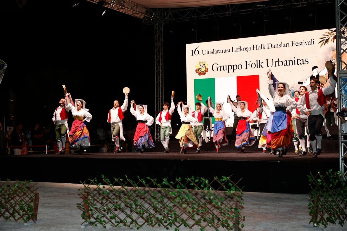 Erhürman ve eşi, Uluslararası Halk Dansları Festivali açılışına katıldı — 5. fotoğraf