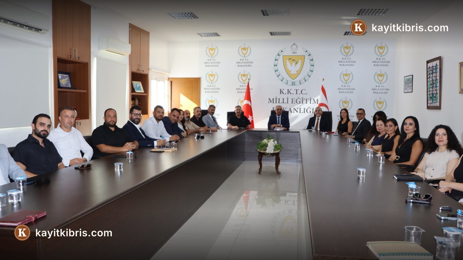 Çavuşoğlu, AÖA yönetimiyle görüştü: "Desteğimiz sürecek"