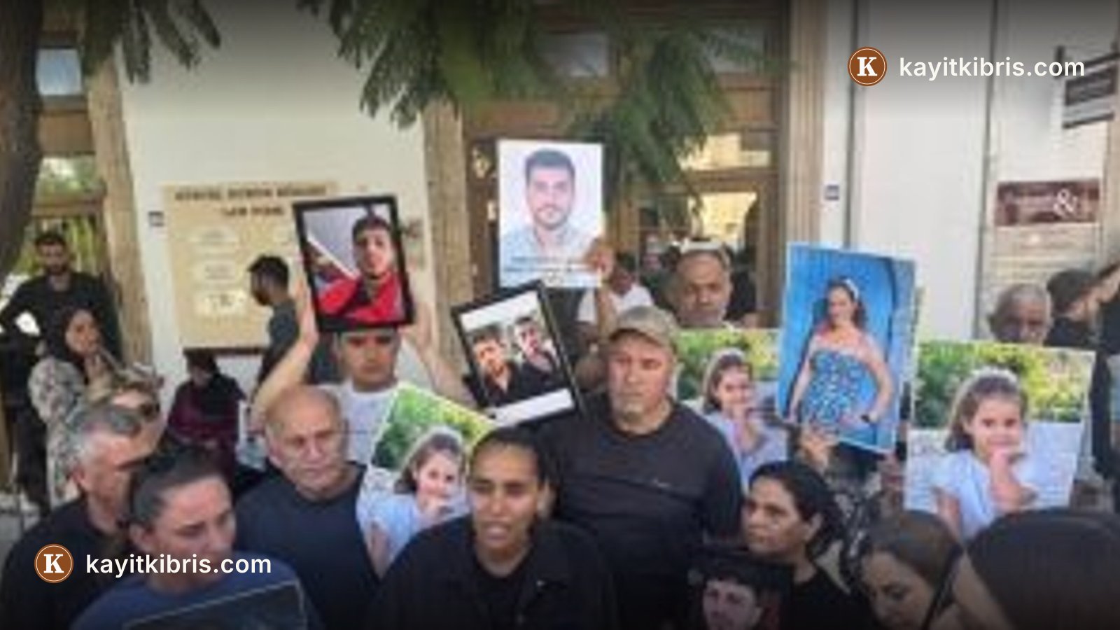 Filo Jet faciasında aileler Girne Mahkemesi önünde 28 kişi için adalet istedi
