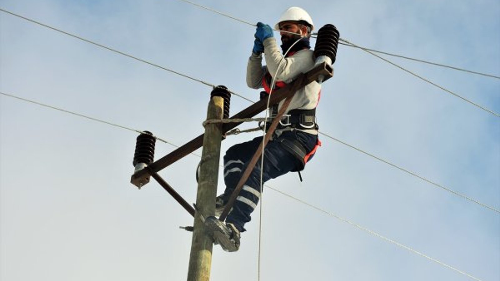 İş aracı elektrik hattına çarptı, Yeni Boğaziçi çevresi elektriksiz kaldı