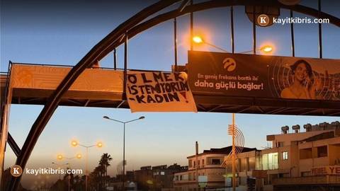 CTP Gençlik Örgütü kadın cinayetlerine karşı pankart astı