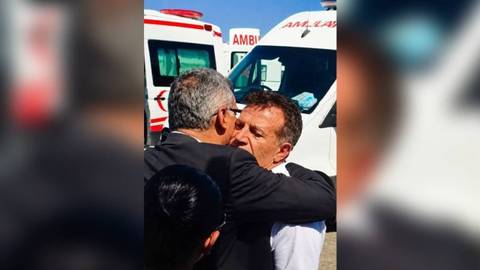 Erhan Arıklı, Erhürman ile sarılma fotoğrafına gelen yorumlara tepki gösterdi