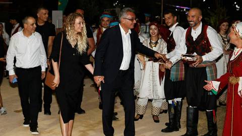Erhürman ve eşi, Uluslararası Halk Dansları Festivali açılışına katıldı