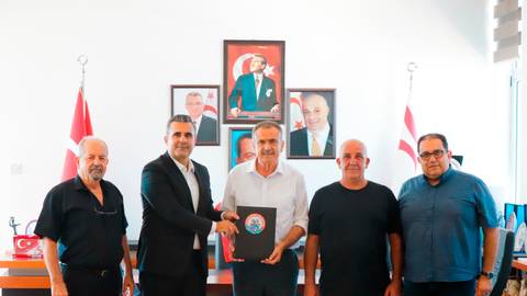 Gazimağusa Belediyesi'ne yeni çöp aracı alımı için sözleşme imzalandı