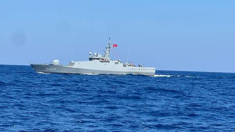 Girne açıklarında batan gemi için arama kurtarma gece de sürecek