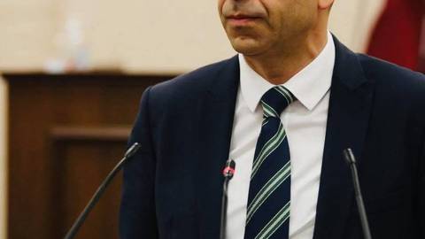Özersay, gümrükteki cep telefonları için Maliye Bakanlığı'nı açıklamaya çağırdı