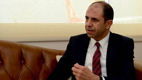 Özersay: Üst düzey kamu görevlileri parti toplantılarında ne arıyor?