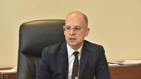 Rum Yönetimi, Dânâ'nın diplomatlara brifingine katılımı engellemeye çalışıyor