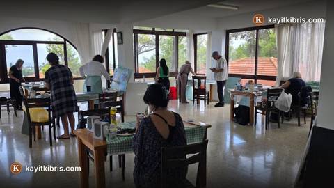 Sanatçılar Uluslararası Karpaz Sanat Buluşması'nda Karpaz'ı resmediyor