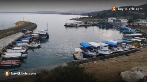 Yedidalga Balıkçı Barınağı'nda tekne battı, ekipler suyu boşaltıp çıkardı