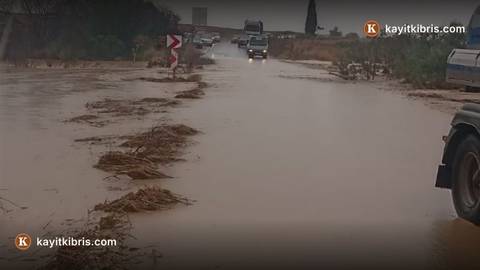 Yılmazköy-Kılıçaslan Anayolu dere taşması nedeniyle trafiğe kapatıldı